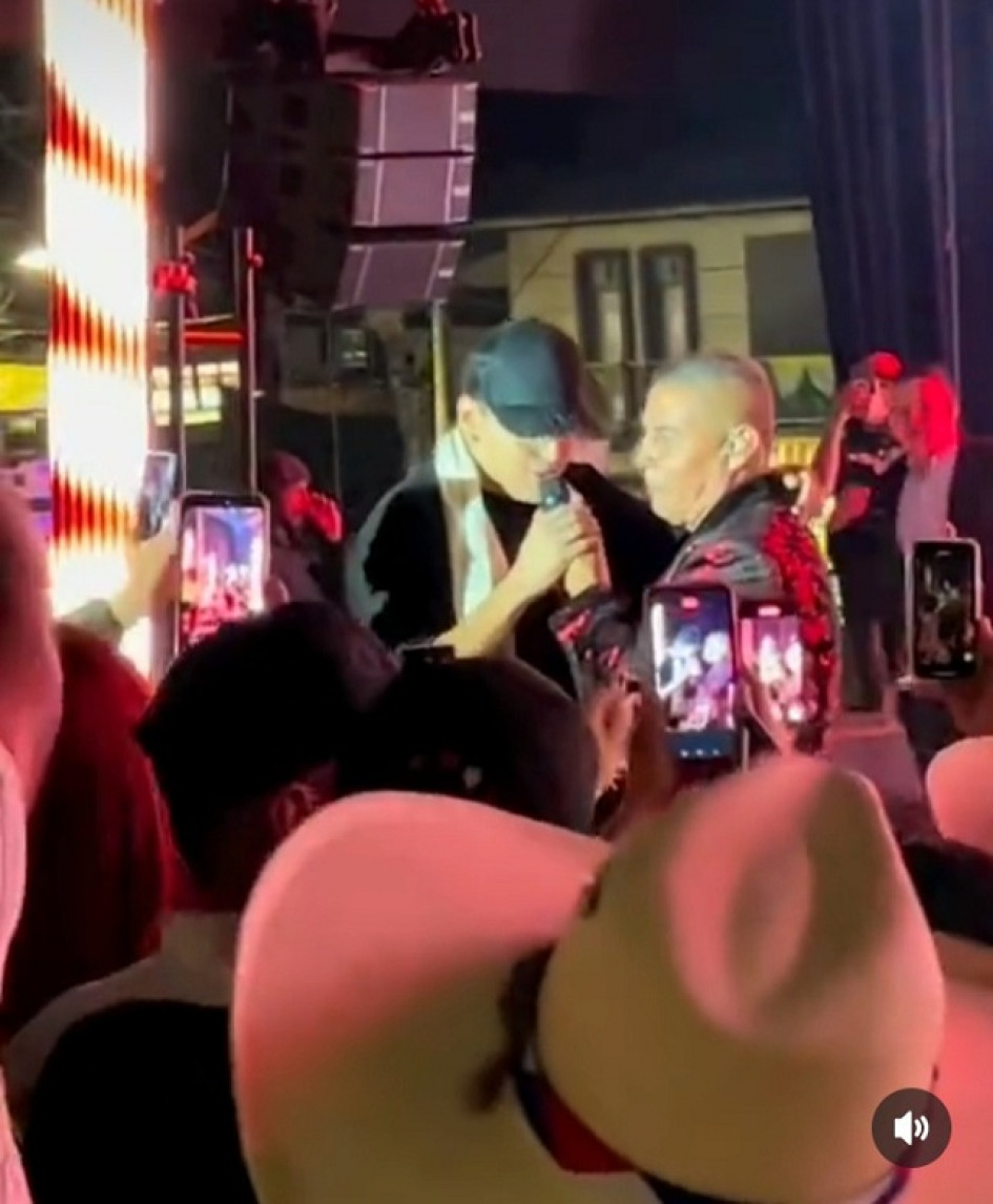 Al manzanareño Yeison Jiménez no lo querían dejar subir a la tarima de su propio concierto, en las recientes Fiestas de la Cordialidad en su municipio. Al manzanareño Yeison Jiménez no lo querían dejar subir a la tarima de su propio concierto, en las recientes Fiestas de la Cordialidad en su municipio.