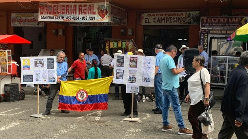 Algunas personas salieron con pancartas y mensajes cerca de la plaza de mercado de Anserma (Caldas) pidiendo la aprobación de las reformas que el Gobierno Petro presentó al Congreso. Algunas personas salieron con pancartas y mensajes cerca de la plaza de mercado de Anserma (Caldas) pidiendo la aprobación de las reformas que el Gobierno Petro presentó al Congreso.º