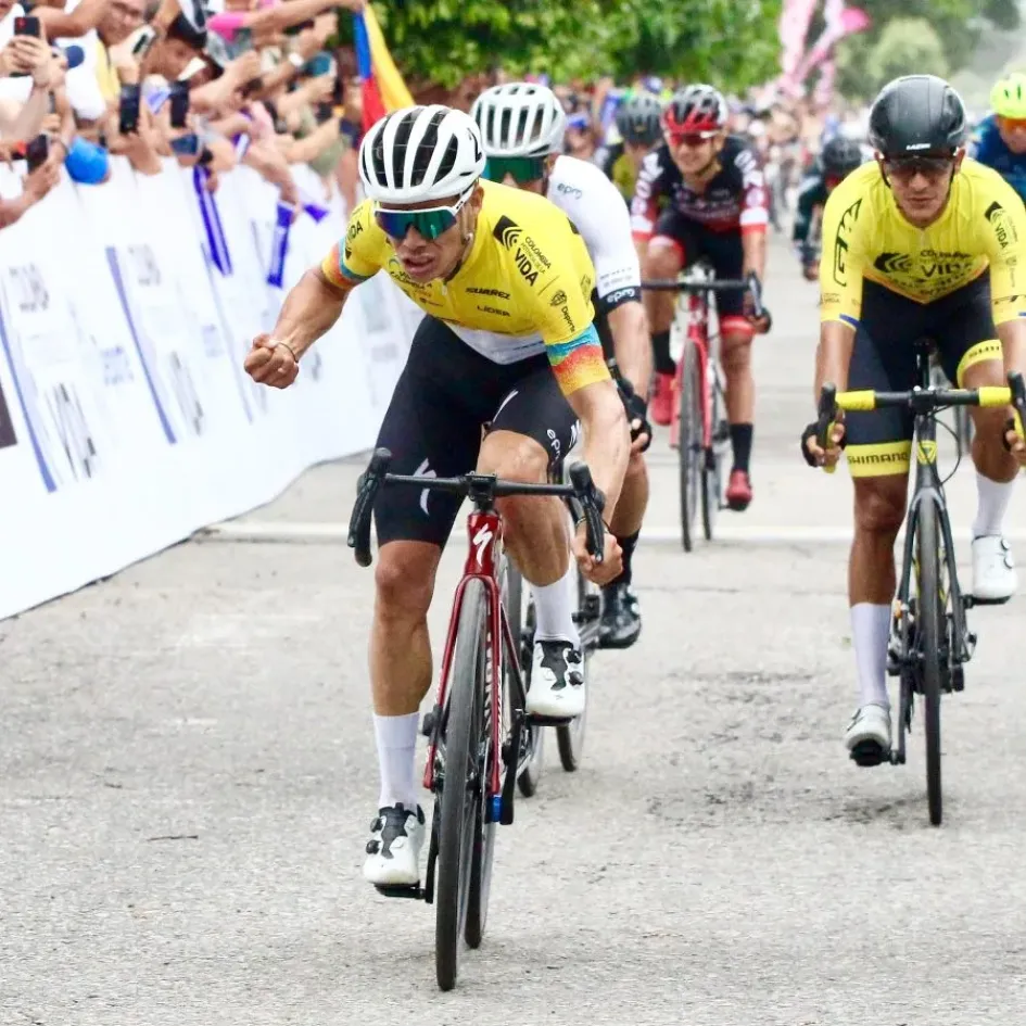 Miguel Ángel "Supermán" López Miguel Ángel "Supermán" López en el remate de la segunda etapa de la Vuelta a Colombia.