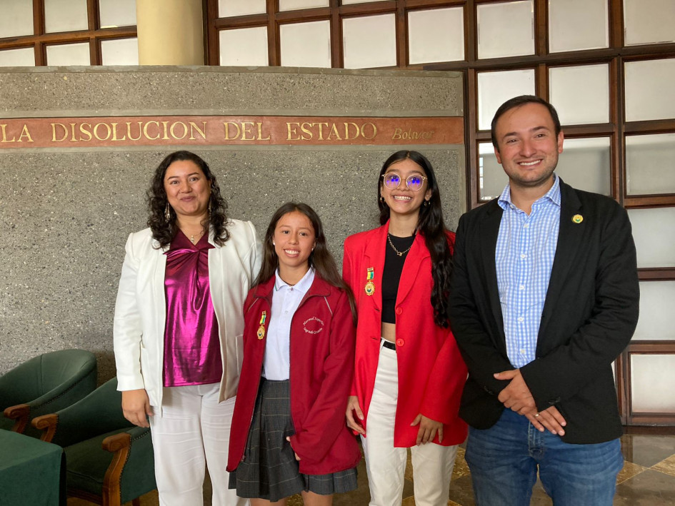 De izquierda a derecha, la secretaria de Educación de Caldas, Diana María Cardona; Elizabeth Manuela Díaz, alumna de la Normal del Sagrado Corazón de Riosucio; Alba Sofía Vargas, estudiante del colegio Santa Luisa de Marillac de Villamaría, y el secretario Privado de la Gobernación, Jorge William Ruiz. De izquierda a derecha, la secretaria de Educación de Caldas, Diana María Cardona; Elizabeth Manuela Díaz, alumna de la Normal del Sagrado Corazón de Riosucio; Alba Sofía Vargas, estudiante del colegio Santa Luisa de Marillac de Villamaría, y el secretario Privado de la Gobernación, Jorge William Ruiz.