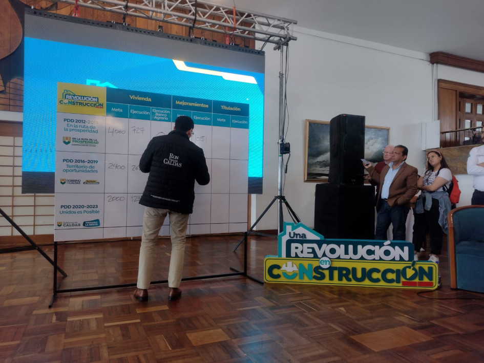 El gobernador de Caldas, Luis Carlos Velásquez Cardona, aseguró que su administración tiene los mejores resultados en la construcción de viviendas. El gobernador de Caldas, Luis Carlos Velásquez Cardona, aseguró que su administración tiene los mejores resultados en la construcción de viviendas.q