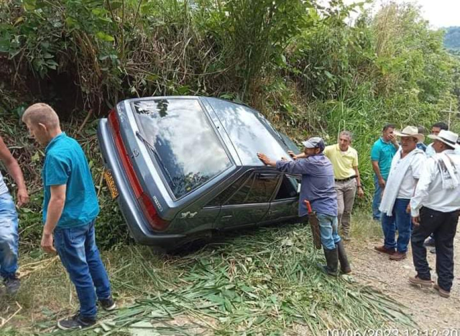 El accidente ocurrió pasado el mediodía de este sábado en la vereda El Carmelo Bajo de Anserma (Caldas). El accidente ocurrió pasado el mediodía de este sábado en la vereda El Carmelo Bajo de Anserma (Caldas).