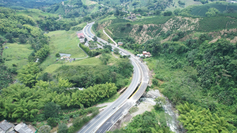 Se estima que unos 10 mil vehículos transitan a diario por este tramo entre Chinchiná (Caldas) y Santa Rosa de Cabal (Risaralda). Se estima que unos 10 mil vehículos transitan a diario por este tramo entre Chinchiná (Caldas) y Santa Rosa de Cabal (Risaralda).