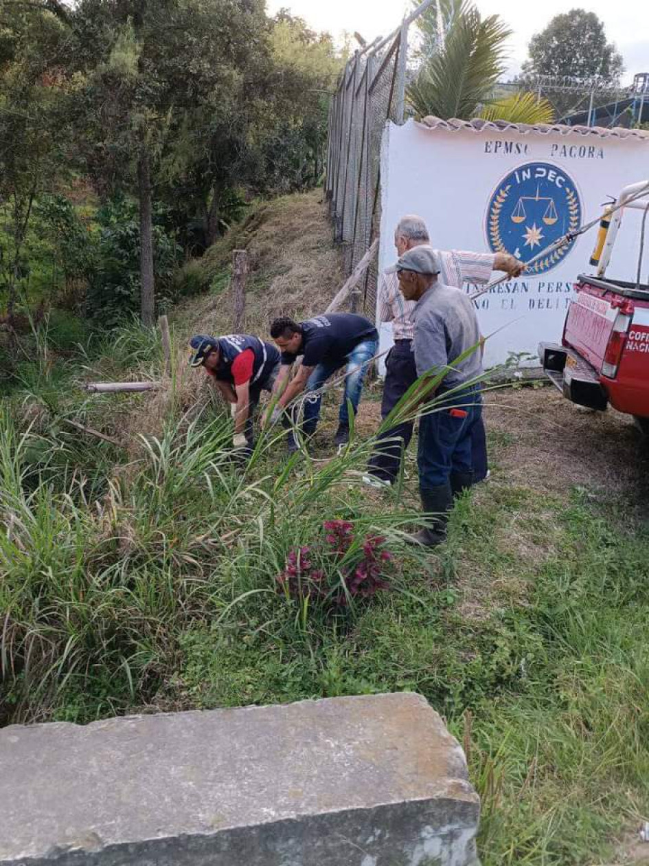 Bomberos de Pácora ayudaron al motociclista, que resultó ileso, a sacar su vehículo del caño en el que cayó. Bomberos de Pácora ayudaron al motociclista, que resultó ileso, a sacar su vehículo del caño en el que cayó.