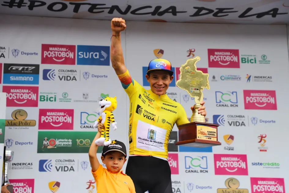 "Todo el compromiso, todo el amor y profesionalismo. Gracias Vuelta a Colombia por este recorrido, gracias equipo por hacerlo posible, gracias familia por ser mi pilar y mi fuente de energía. Gracias medios de comunicación, gracias Colombia por creer en mi", escribió el campeón en su cuenta de Twitter @SupermanlopezN. "Todo el compromiso, todo el amor y profesionalismo. Gracias Vuelta a Colombia por este recorrido, gracias equipo por hacerlo posible, gracias familia por ser mi pilar y mi fuente de energía. Gracias medios de comunicación, gracias Colombia por creer en mi", escribió el campeón en su cuenta de Twitter @SupermanlopezN.
