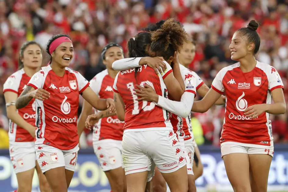 María Camila Reyes (c) de Santa Fe celebra su gol hoy, en el juego de ida de la final de la Liga Femenina del fútbol profesional colombiano entre Santa Fe y América en el estadio El Campín de Bogotá. María Camila Reyes (c) de Santa Fe celebra su gol hoy, en el juego de ida de la final de la Liga Femenina del fútbol profesional colombiano entre Santa Fe y América en el estadio El Campín de Bogotá.