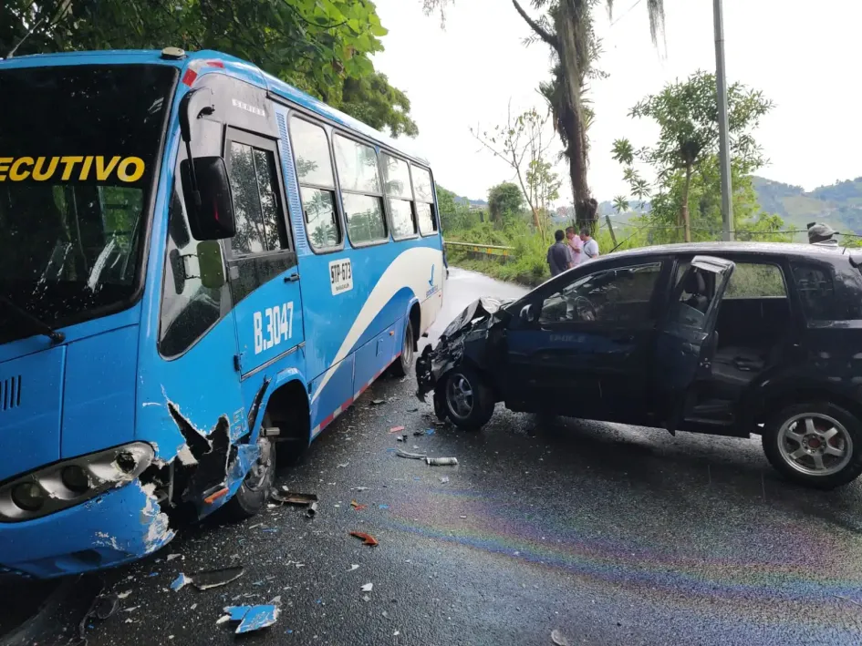 Una buseta de Socobuses y un carro chocaron en el descenso a La Linda Una buseta de Socobuses y un carro chocaron en el descenso a La Linda