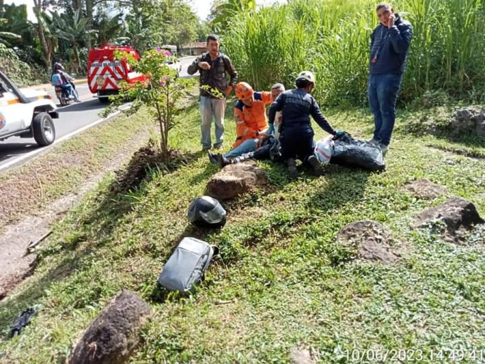 Un hombre resultó herido tras salirse de la vía en su moto en Anserma (Caldas). Un hombre resultó herido tras salirse de la vía en su moto en Anserma (Caldas).