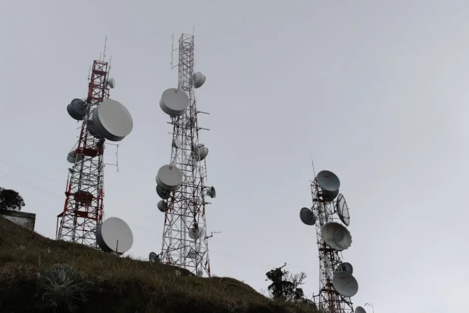 En el Cerro El Recreo, de la base Militar Gualí, está ubicada la emisora móvil del Ejército. En el Cerro El Recreo, de la base Militar Gualí, está ubicada la emisora móvil del Ejército.