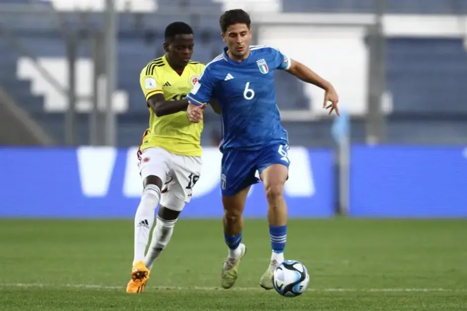Miguel Monsalve (i) de Colombia disputa un balón con Samuel Giovane de Italia Miguel Monsalve (i) de Colombia disputa un balón con Samuel Giovane de Italia