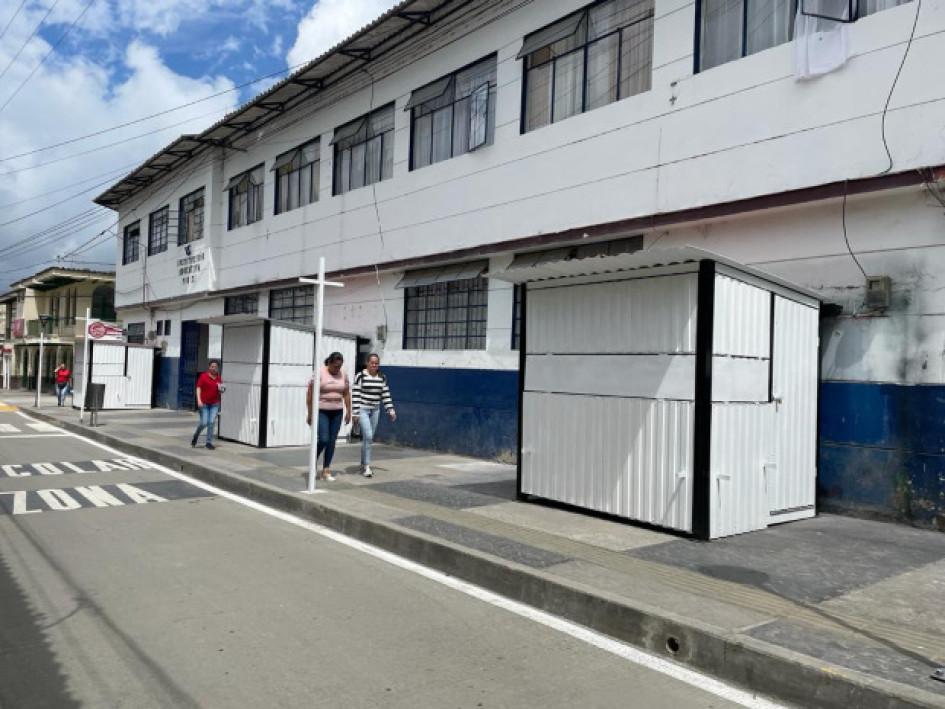 Cuatro casetas ubicadas en un andén del colegio Pío XI, de Aranzazu, generaron polémica durante este semestre. Las construyeron, las demolieron y las volvieron a hacer. La comunidad, desde un principio, se quejó porque le tapaban la luz natural al plantel y porque no correspondían al diseño socializado. Cuatro casetas ubicadas en un andén del colegio Pío XI, de Aranzazu, generaron polémica durante este semestre. Las construyeron, las demolieron y las volvieron a hacer. La comunidad, desde un principio, se quejó porque le tapaban la luz natural al plantel y porque no correspondían al diseño socializado.