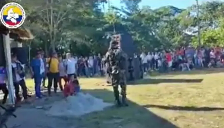 Mindefensa regaña a militares por video de disidentes de Farc inaugurando obra en Tibú Mindefensa regaña a militares por video de disidentes de Farc inaugurando obra en Tibú