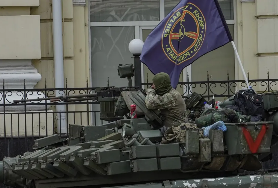 Un militar de la compañía militar privada (PMC) Wagner Group en un tanque bloquea una calle en Rostov-on-Don, en el sur de Rusia, este sábado 24 de junio del 2023. Un militar de la compañía militar privada (PMC) Wagner Group en un tanque bloquea una calle en Rostov-on-Don, en el sur de Rusia, este sábado 24 de junio del 2023.