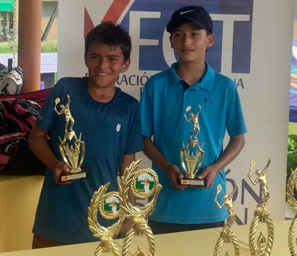 David Uribe (izquierda), doble campeón en el Grado 3 de Tenis que se disputó en el Club Campestre de Manizales. David Uribe (izquierda), doble campeón en el Grado 3 de Tenis que se disputó en el Club Campestre de Manizales.