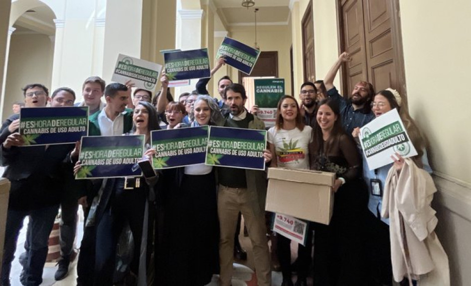 Los congresistas María José Pizarro y Juan Carlos Losada celebran la aprobación de su proyecto para regular el consumo de cannabis de uso adulto tras su séptimo debate. Los congresistas María José Pizarro y Juan Carlos Losada celebran la aprobación de su proyecto para regular el consumo de cannabis de uso adulto tras su séptimo debate.
