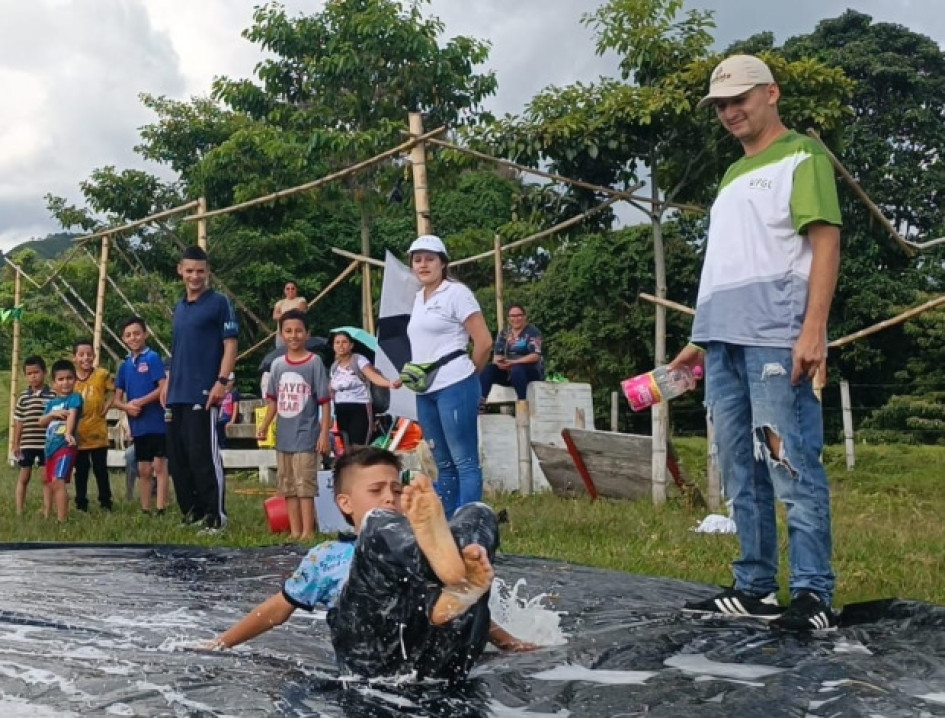 Paseos, caminatas, deportes, entre otras actividades, han formado parte de las vacaciones recreativas en municipios de Caldas. En Neira incluyó pista enjabonada. Paseos, caminatas, deportes, entre otras actividades, han formado parte de las vacaciones recreativas en municipios de Caldas. En Neira incluyó pista enjabonada.