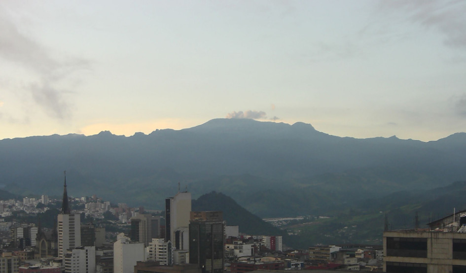 Así lucía el volcán Nevado del Ruiz en la mañana de este lunes festivo desde la sede del Observatorio Vulcanológico y Sismológico de Manizales, en el barrio Chipre de la capital caldense. Así lucía el volcán Nevado del Ruiz en la mañana de este lunes festivo desde la sede del Observatorio Vulcanológico y Sismológico de Manizales, en el barrio Chipre de la capital caldense.