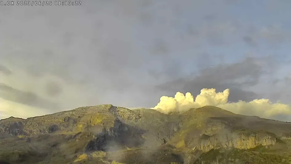 El volcán Nevado del Ruiz visto ayer desde el sector del cañón del río Azufrado. El volcán Nevado del Ruiz visto ayer desde el sector del cañón del río Azufrado.