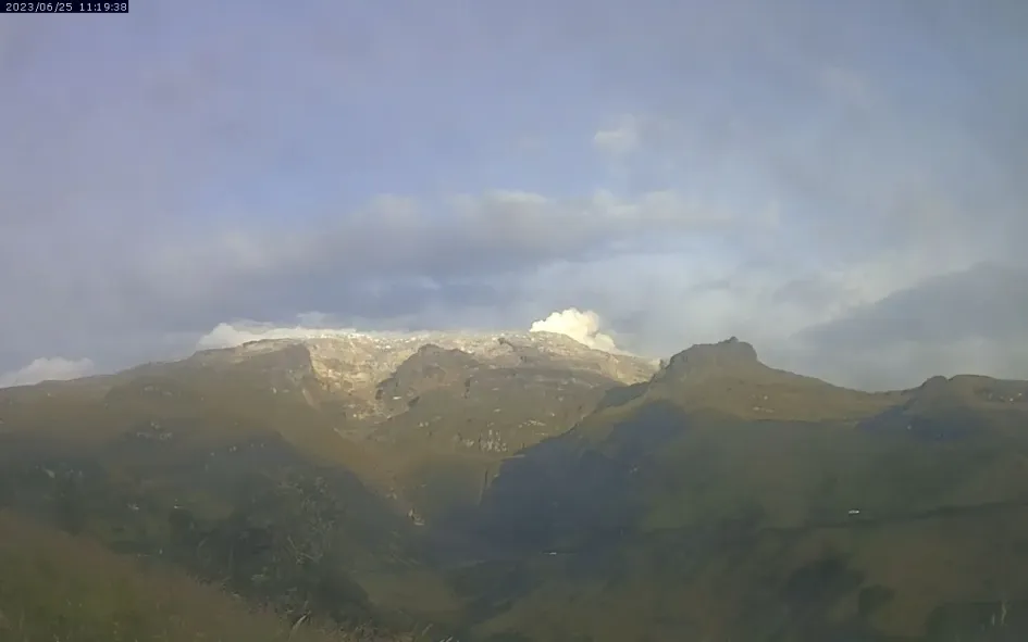 Vista del volcán Nevado del Ruiz este domingo. Vista del volcán Nevado del Ruiz este domingo.