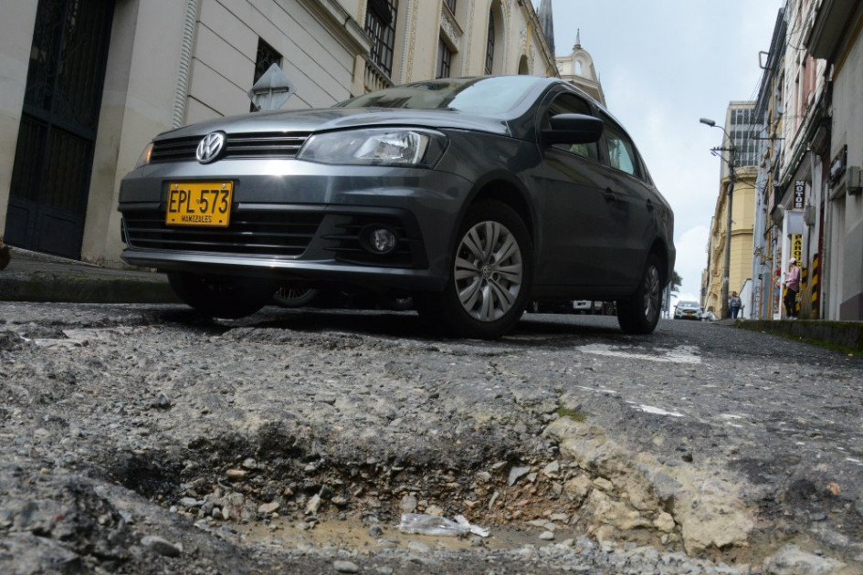En la carrera 21 entre calles 22 y 23 del Centro de la ciudad, la comunidad se queja del deterioro de la malla vía. Lo mismo sucede en otros sectores, en donde se registran unos 30 huecos. La ciudadanía exige el reparo definitivo y duradero de las calles.