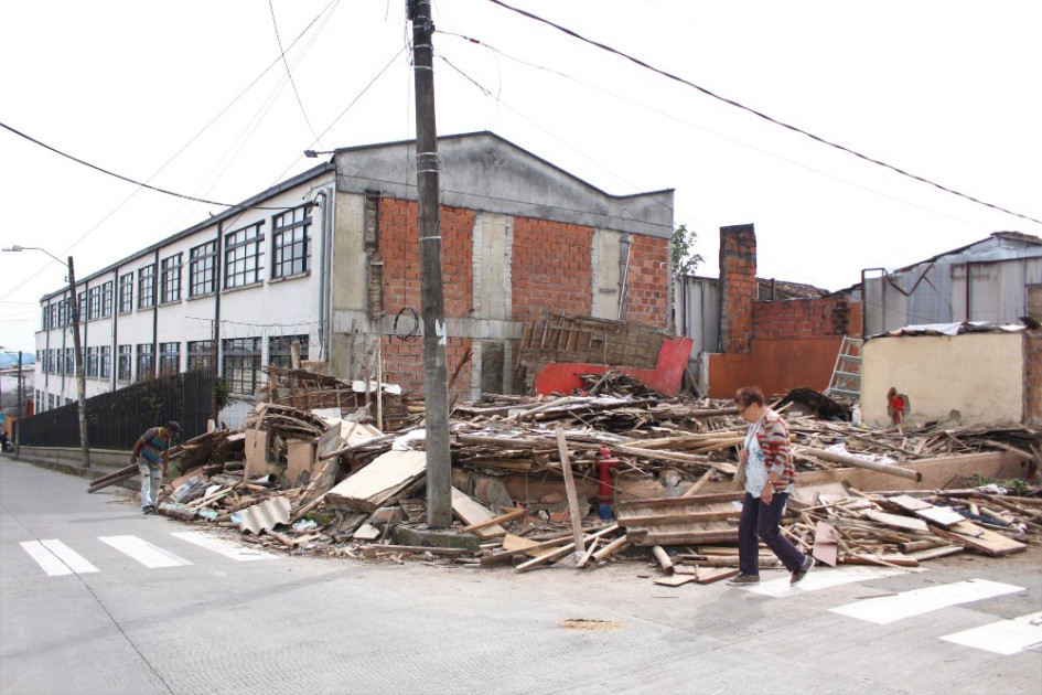 Parte de la vivienda esquinera del barrio San José de Manizales, con amenaza de ruina, se fue al suelo el pasado viernes. Según la comunidad, el desplome fue ocasionado por el saqueo de habitantes de calle. La casa está ubicada al lado del Instituto Manizales y es responsabilidad de la Alcaldía. A la izquierda un habitante de calle recolecta madera de la estructura y a la derecha una residente del barrio atraviesa la zona por la calle, ya que los escombros taparon el andén. Parte de la vivienda esquinera del barrio San José de Manizales, con amenaza de ruina, se fue al suelo el pasado viernes. Según la comunidad, el desplome fue ocasionado por el saqueo de habitantes de calle. La casa está ubicada al lado del Instituto Manizales y es responsabilidad de la Alcaldía. A la izquierda un habitante de calle recolecta madera de la estructura y a la derecha una residente del barrio atraviesa la zona por la calle, ya que los escombros taparon el andén.