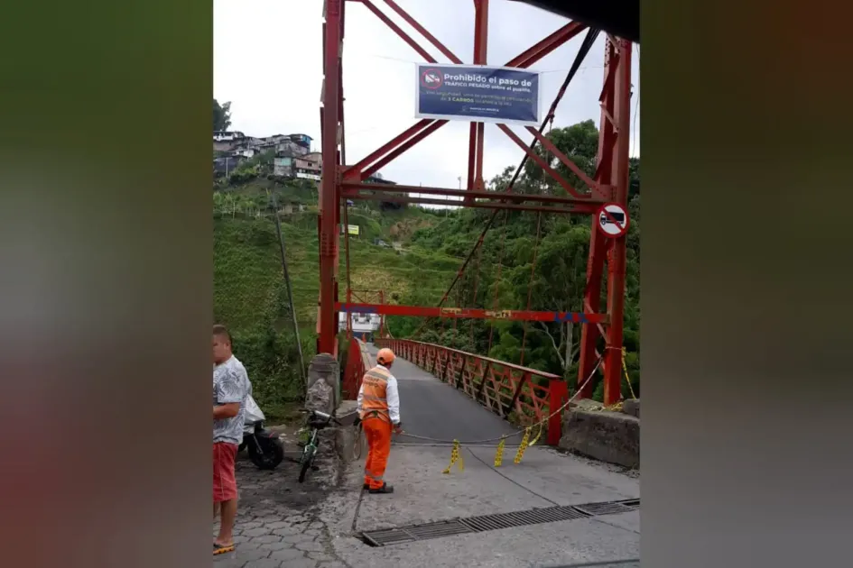 Así se encontraba este martes el paso por el puente Olivares. Así se encontraba este martes el paso por el puente Olivares.