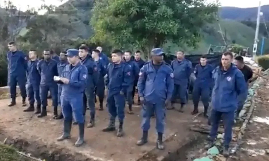Evacuan a 18 militares retenidos cuando hacían tareas de desminado humanitario en Huila Evacuan a 18 militares retenidos cuando hacían tareas de desminado humanitario en Huila