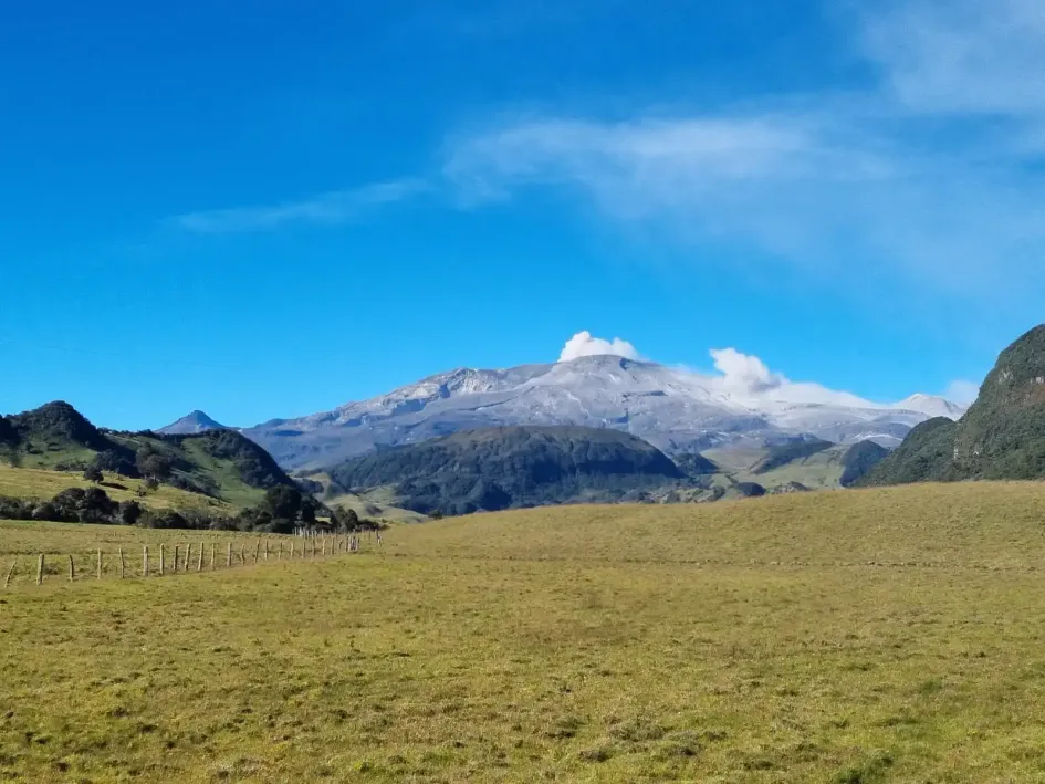 El volcán Nevado del Ruiz este lunes desde el Alto de Letras. El volcán Nevado del Ruiz este lunes desde el Alto de Letras.