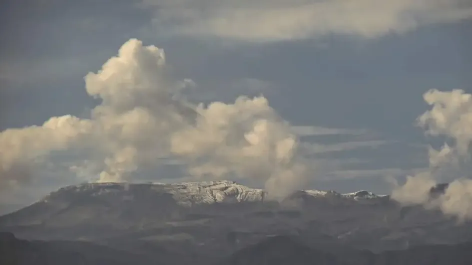 El volcán Nevado del Ruiz visto este sábado desde el barrio Linares en Manizales. El volcán Nevado del Ruiz visto este sábado desde el barrio Linares en Manizales.