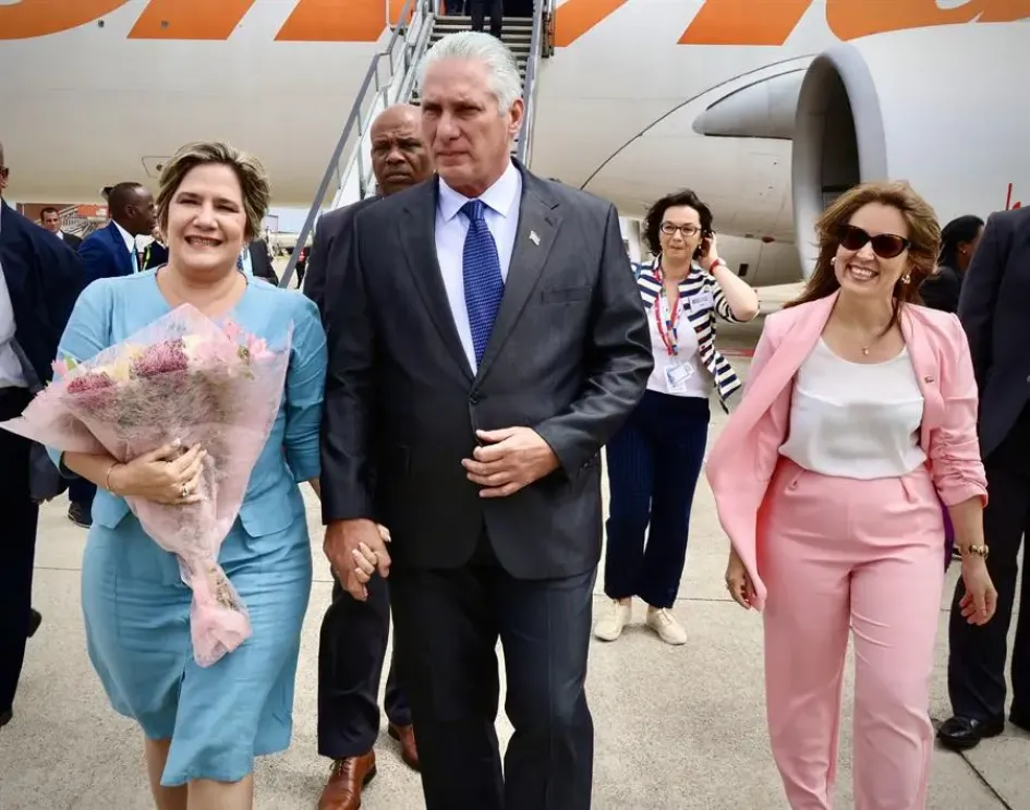 Fotografía cedida por la Presidencia de Cuba que muestra la llegada del mandatario cubano, Miguel Díaz-Canel, junto a su esposa, Lis Cuesta, a Bruselas para la Cumbre de la Unión Europea (UE) y la Comunidad de Estados Latinoamericanos y Caribeños (Celac), hoy, en Bruselas (Bélgica). Fotografía cedida por la Presidencia de Cuba que muestra la llegada del mandatario cubano, Miguel Díaz-Canel, junto a su esposa, Lis Cuesta, a Bruselas para la Cumbre de la Unión Europea (UE) y la Comunidad de Estados Latinoamericanos y Caribeños (Celac), hoy, en Bruselas (Bélgica).