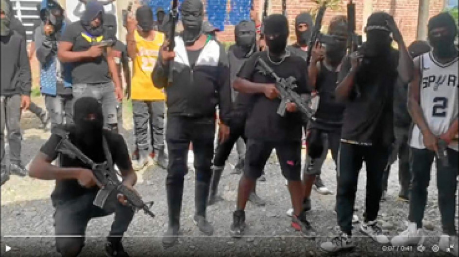 Estos son los encapuchados que aparecieron en el video. Estos son los encapuchados que aparecieron en el video.