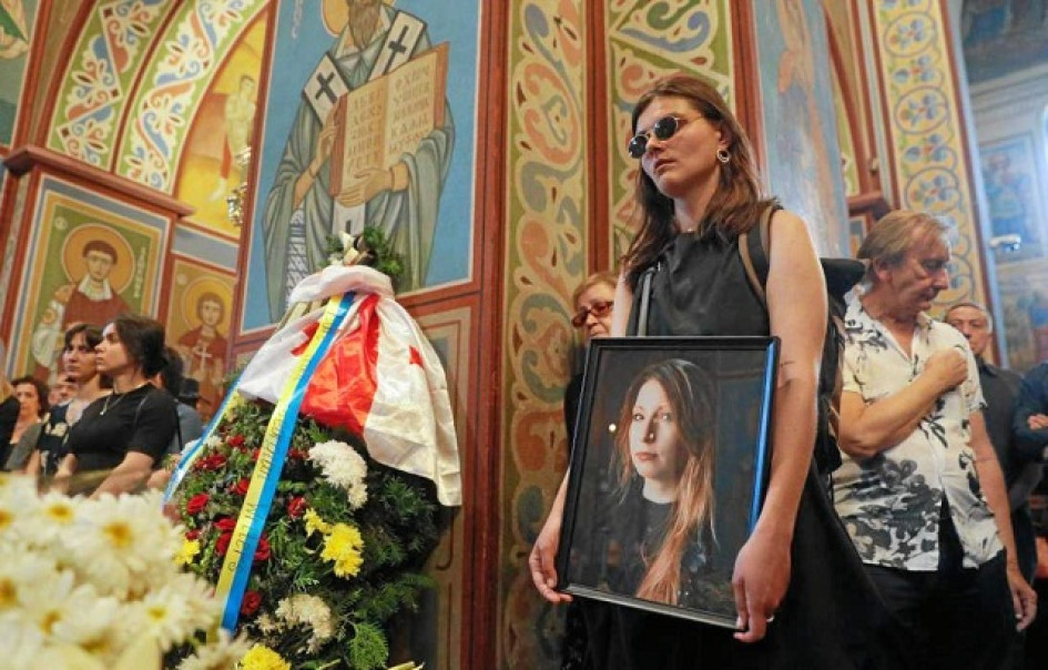 El funeral de Victoria Amelina se llevó a cabo en el Monasterio de San Miguel de las Cúpulas Doradas. El funeral de Victoria Amelina se llevó a cabo en el Monasterio de San Miguel de las Cúpulas Doradas.