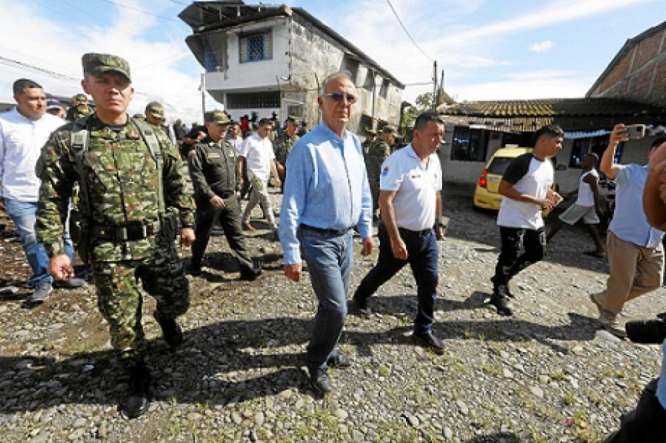 Foto | EFE | LA PATRIA El ministro de Defensa, Iván Velásquez, estuvo con la cúpula militar en Buenaventura, para atender la situación de orden público. Foto | EFE | LA PATRIA El ministro de Defensa, Iván Velásquez, estuvo con la cúpula militar en Buenaventura, para atender la situación de orden público.