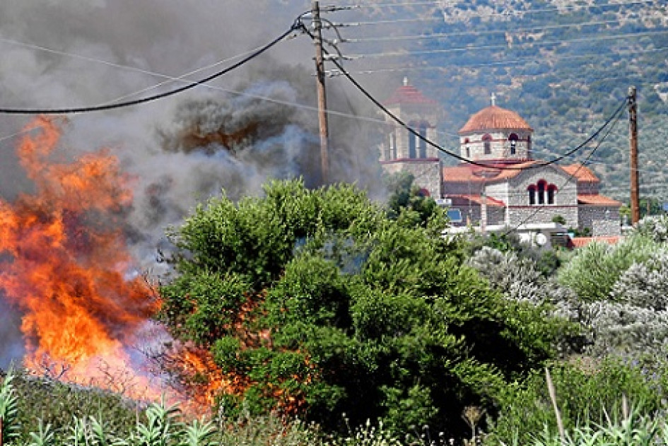 Los arbustos y los árboles arden durante un incendio forestal en la aldea de Metochi, cerca de Epidauro, Grecia. Hay alerta alta de riesgo extremo, de categoría 5 para cinco regiones griegas de Ática, Grecia central, el Peloponeso, Grecia occidental y el sur del Egeo con la isla de Rodas, según el Mapa de de riesgo de incendios de la Secretaría General de Protección Civil. Los arbustos y los árboles arden durante un incendio forestal en la aldea de Metochi, cerca de Epidauro, Grecia. Hay alerta alta de riesgo extremo, de categoría 5 para cinco regiones griegas de Ática, Grecia central, el Peloponeso, Grecia occidental y el sur del Egeo con la isla de Rodas, según el Mapa de de riesgo de incendios de la Secretaría General de Protección Civil.
