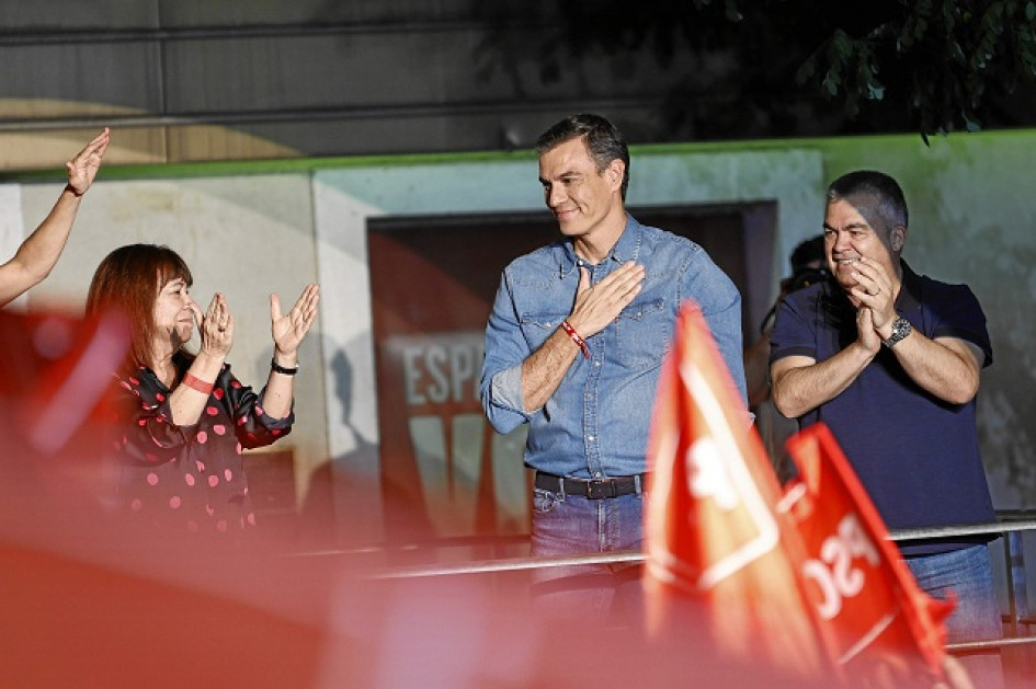 El presidente del Gobierno y líder del PSOE, Pedro Sánchez (centro); el cabeza de lista del PSN al Congreso de los Diputados, Santos Cerdán (derecha) y la presidenta del PSOE, Cristina Narbona, saludan a los militantes y simpatizantes socialistas que acudieroj a la sede del PSOE, durante el seguimiento de la jornada electoral. El presidente del Gobierno y líder del PSOE, Pedro Sánchez (centro); el cabeza de lista del PSN al Congreso de los Diputados, Santos Cerdán (derecha) y la presidenta del PSOE, Cristina Narbona, saludan a los militantes y simpatizantes socialistas que acudieroj a la sede del PSOE, durante el seguimiento de la jornada electoral.