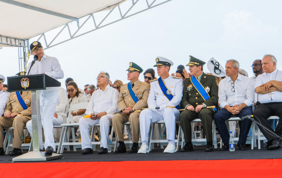 El presidente de Colombia, Gustavo Petro (i), habla durante el desfile militar para conmemorar el Día de la Independencia hoy, en San Andrés. El presidente de Colombia, Gustavo Petro (i), habla durante el desfile militar para conmemorar el Día de la Independencia hoy, en San Andrés.