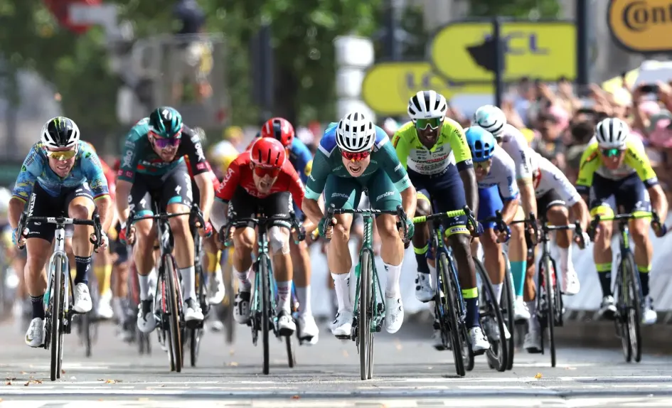 El ciclista belga Jasper Philipsen (centro) del equipo Alpecin-Deceuninck en camino a ganar la séptima etapa del Tour de Francia 2023, una carrera de 169,9 km desde Mont-de-Marsan hasta Burdeos. El ciclista belga Jasper Philipsen (centro) del equipo Alpecin-Deceuninck en camino a ganar la séptima etapa del Tour de Francia 2023, una carrera de 169,9 km desde Mont-de-Marsan hasta Burdeos.