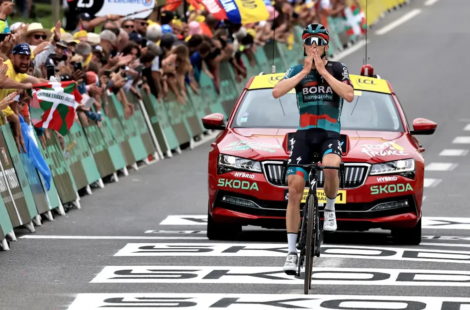 El ciclista australiano Jai Hindley del equipo BORA-hansgrohe, gana la quinta etapa del Tour de Francia 2023, una carrera de 162,7 km de Pau a Laruns, Francia, y se convierte en el nuevo líder. El ciclista australiano Jai Hindley del equipo BORA-hansgrohe, gana la quinta etapa del Tour de Francia 2023, una carrera de 162,7 km de Pau a Laruns, Francia, y se convierte en el nuevo líder.