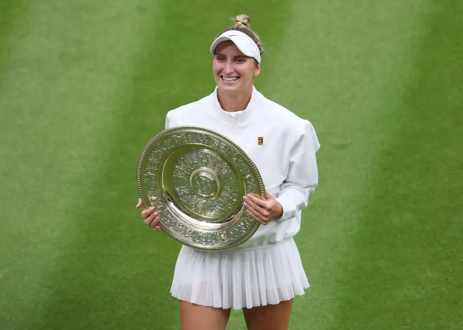 Marketa Vondrousova de la República Checa posa con el trofeo después de ganar su último partido individual femenino contra Ons Jabeur de Túnez en el Campeonato de Wimbledon, en Gran Bretaña. Marketa Vondrousova de la República Checa posa con el trofeo después de ganar su último partido individual femenino contra Ons Jabeur de Túnez en el Campeonato de Wimbledon, en Gran Bretaña.