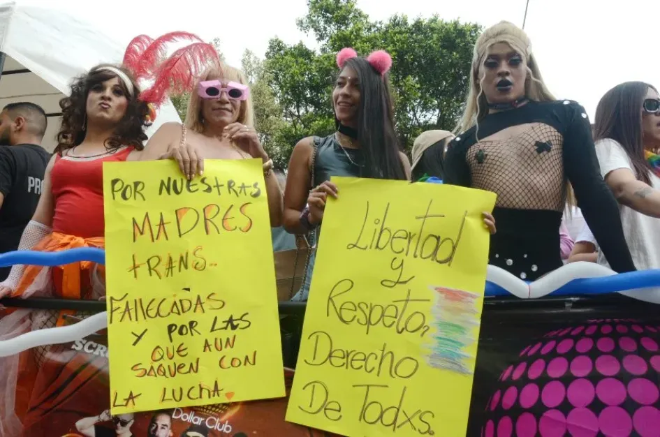 Los carteles también fueron un medio de expresión durante la Marcha del Orgullo.