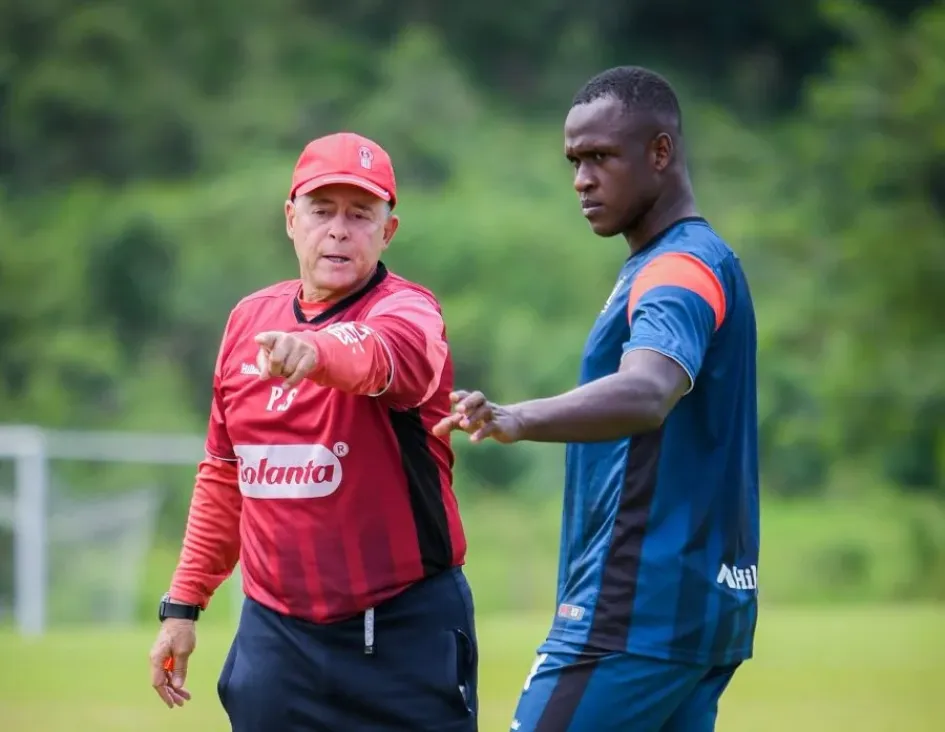 Pedro Sarmiento, técnico del Once Caldas. Él y su equipo vuelven hoy al Palogrande con la obligación de ganar. Pedro Sarmiento, técnico del Once Caldas. Él y su equipo vuelven hoy al Palogrande con la obligación de ganar.