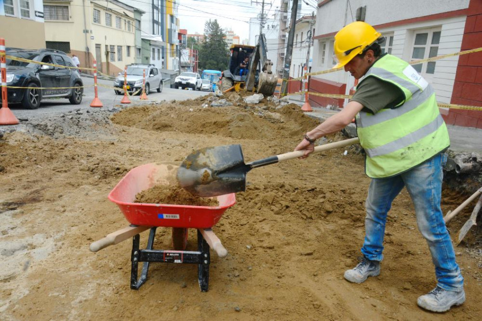 La comunidad fue escuchada. La Secretaría de Obras Públicas de Manizales empezó los arreglos a la malla vial. Harán mantenimiento a las 12 comunas y avenidas principales de la ciudad con un presupuesto de $5 mil millones. La comunidad fue escuchada. La Secretaría de Obras Públicas de Manizales empezó los arreglos a la malla vial. Harán mantenimiento a las 12 comunas y avenidas principales de la ciudad con un presupuesto de $5 mil millones.