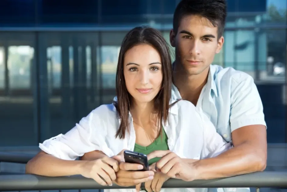 Colágeno-de-hombre-a-mujer-por-que-a-los-hombres-les-dicen-colageno) Hombre joven abraza a una mujer por la espalda.