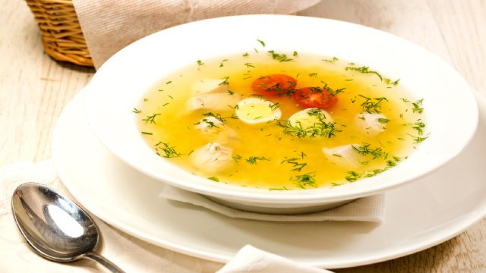 Como-hacer-caldo-de-huevo Caldo de huevo con una cuchara al lado.