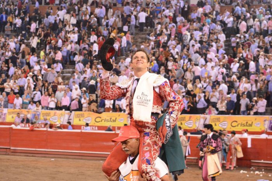 El diestro español Julián López "El Juli", en una de sus 15 salidas por la Puerta Grande de la Plaza de Toros de Manizales. El diestro español Julián López "El Juli", en una de sus 15 salidas por la Puerta Grande de la Plaza de Toros de Manizales.