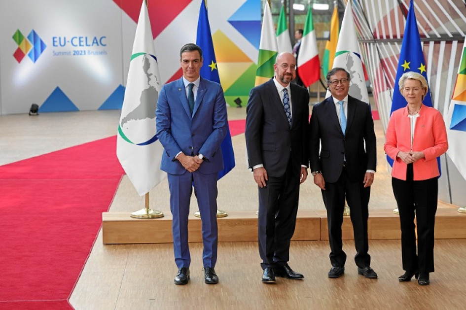 Gustavo Petro, mandatario de Colombia, propone a Pedro Sánchez, jefe del Gobierno español; a Charles Michel, presidente del Consejo Europeo, y a Ursula von der Leyen, líder de la Comisión Europea, el canje de deuda por acción climática. Gustavo Petro, mandatario de Colombia, propone a Pedro Sánchez, jefe del Gobierno español; a Charles Michel, presidente del Consejo Europeo, y a Ursula von der Leyen, líder de la Comisión Europea, el canje de deuda por acción climática.