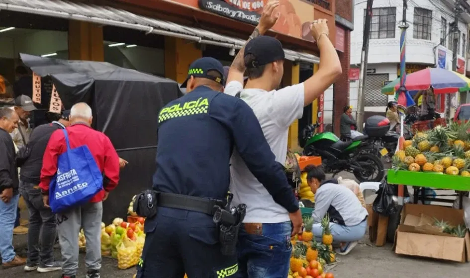 Los ciudadanos están en el deber de acceder a las requisas y de mostrar un documento de identificación. Los ciudadanos están en el deber de acceder a las requisas y de mostrar un documento de identificación.