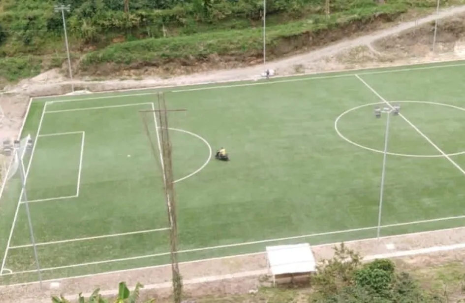 Este es el registro del motociclista en la cancha. Al parecer, son varios lo que la invaden. Este es el registro del motociclista en la cancha. Al parecer, son varios lo que la invaden.