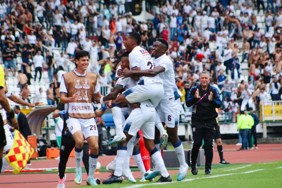 Los jugadores celebran una de las cuatro anotaciones del Once Caldas. Los jugadores celebran una de las cuatro anotaciones del Once Caldas.