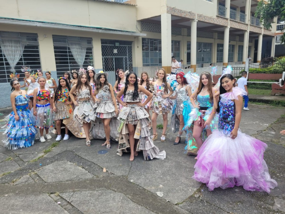 Las estudiantes lucieron trajes creados con materiales reciclables diseñados por sus compañeros. Las estudiantes lucieron trajes creados con materiales reciclables diseñados por sus compañeros.